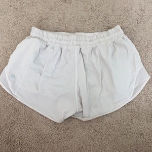 Lululemon hotty hot shorts 2.5 inch white